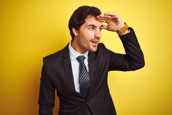 Mladý Pohledný Obchodník Obleku Kravatě Stojící Nad Osamělým Žlutým Pozadím — Stock fotografie