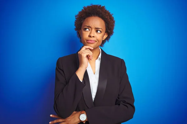 Mulher Executiva Negócios Afro Americana Sobre Fundo Azul Isolado Com — Fotografia de Stock