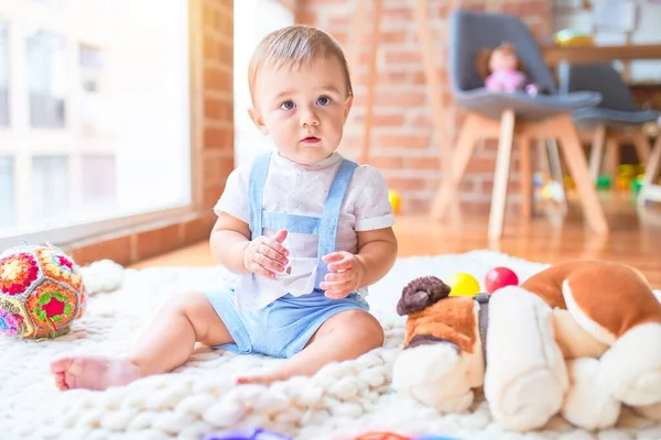 Hermoso Niño Sentado Manta Alrededor Montón Juguetes Jardín Infantes — Foto de Stock