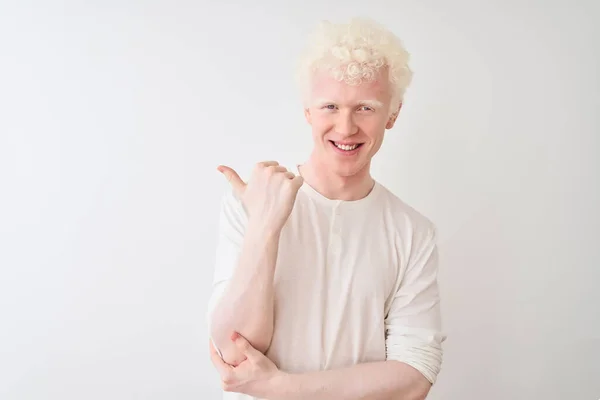 Ung Albino Blond Man Bär Casual Shirt Stående Över Isolerad — Stockfoto