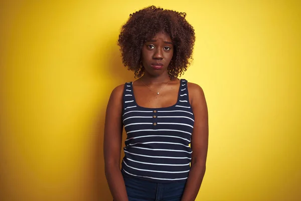 孤立した黄色の背景に縞模様のTシャツを身に着けている若いアフリカのアフロ女性は落ち込んでおり 苦痛のために心配し 怒って恐れている 悲しい表情 — ストック写真