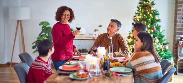 Bella Famiglia Sorridente Felice Fiducioso Uno Loro Tiene Piedi Una — Foto Stock