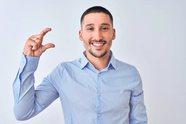 Joven Hombre Negocios Guapo Pie Sobre Fondo Aislado Sonriente Seguro — Foto de Stock