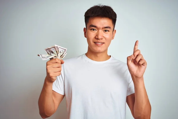 Νεαρός Ασιάτης Κινέζος Που Κρατάει Δολάρια Πάνω Από Απομονωμένο Λευκό — Φωτογραφία Αρχείου