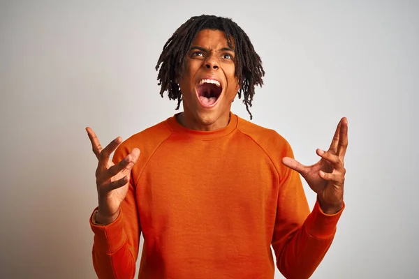 Afroamerikanischer Mann Mit Dreadlocks Orangefarbenem Pullover Über Isoliertem Weißem Hintergrund — Stockfoto