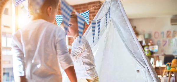 Adorable Rubia Gemelos Jugando Dentro Tipi Alrededor Montón Juguetes Jardín — Foto de Stock