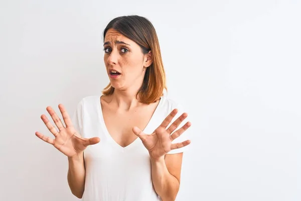 Mujer Pelirroja Hermosa Vistiendo Casual Camiseta Blanca Sobre Fondo Aislado —  Fotos de Stock