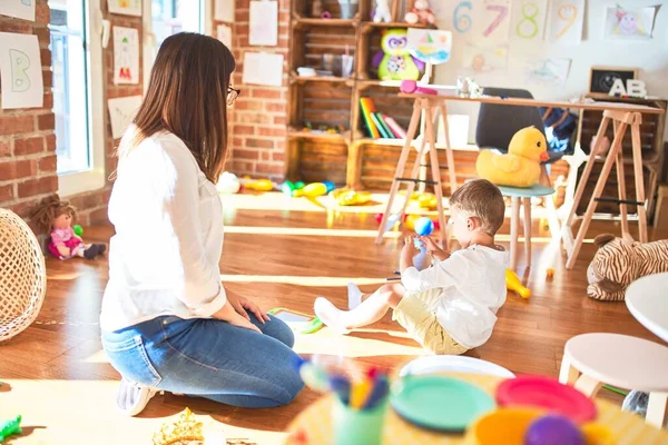 Güzel Öğretmen Bebek Anaokulunda Bir Sürü Oyuncakla Oynuyorlar — Stok fotoğraf