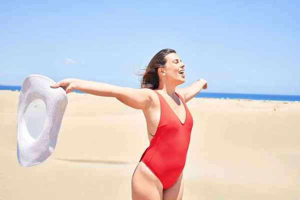 Güneş Banyosu Yapan Genç Güzel Bir Kadın Maspalomas Kumulları Nda — Stok fotoğraf