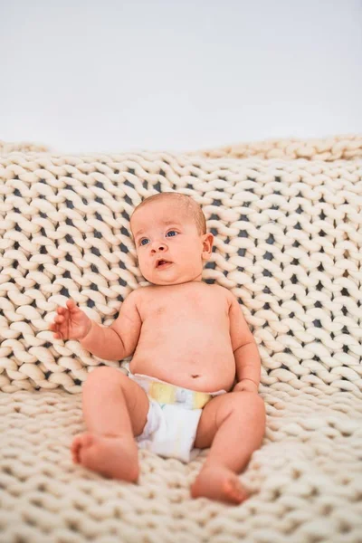 Schattige Baby Liggend Bank Deken Thuis Pasgeboren Ontspannen Rusten Comfortabel — Stockfoto