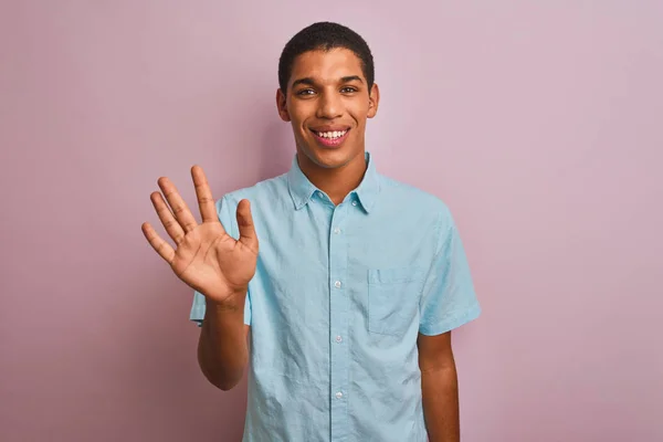 Mladý Hezký Arabský Muž Modré Košili Stojící Nad Izolované Růžové — Stock fotografie