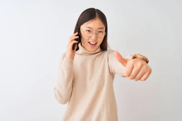 Jeune Femme Chinoise Parlant Sur Smartphone Sur Fond Blanc Isolé — Photo