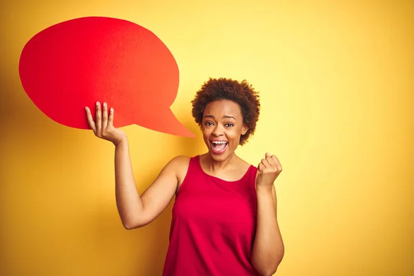 Jonge Afro Amerikaanse Vrouw Houdt Spraak Zeepbel Geel Geïsoleerde Achtergrond — Stockfoto