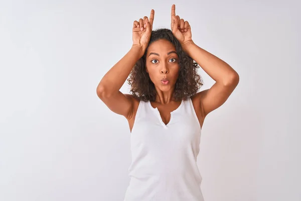 Giovane Donna Brasiliana Indossa Casual Shirt Piedi Sopra Isolato Sfondo — Foto Stock