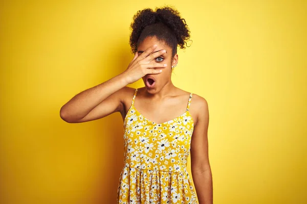 Afroamerykanka Ubrana Luźną Sukienkę Kwiaty Stojąca Nad Odizolowanym Żółtym Tłem — Zdjęcie stockowe