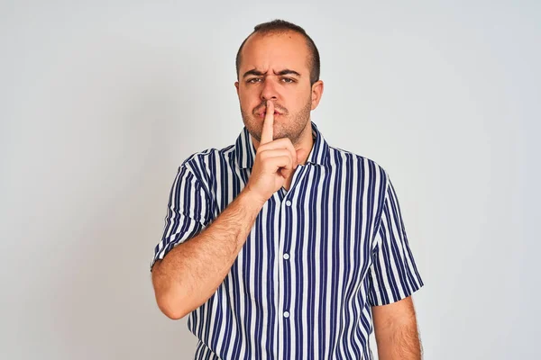 Jeune Homme Portant Chemise Rayures Bleues Debout Sur Fond Blanc — Photo