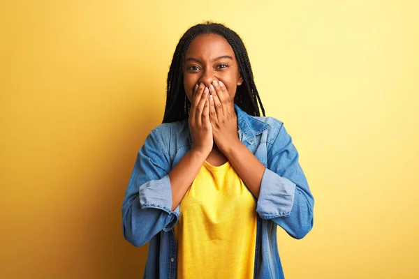 Junge Afrikanisch Amerikanische Frau Jeanshemd Vor Isoliertem Gelben Hintergrund Lachend — Stockfoto