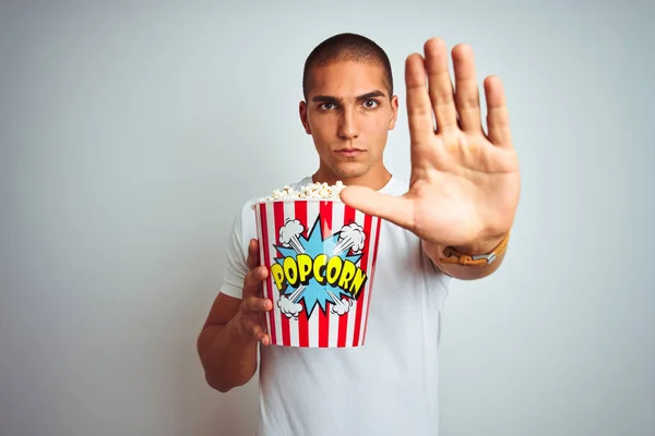 Fiatal Jóképű Férfi Eszik Popcorn Fehér Elszigetelt Háttér Nyitott Kézzel — Stock Fotó