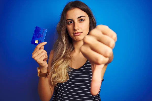 Jonge Mooie Vrouw Houdt Credit Card Blauw Geïsoleerde Achtergrond Met — Stockfoto