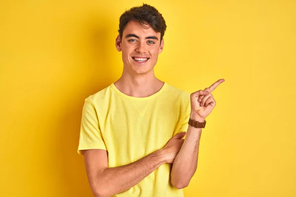 Menino Adolescente Vestindo Camiseta Amarela Sobre Fundo Isolado Com Grande — Fotografia de Stock