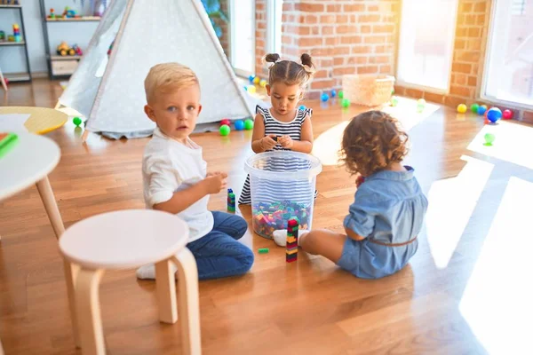 Entzückende Kleinkindgruppe Spielt Kindergarten Jede Menge Spielzeug — Stockfoto