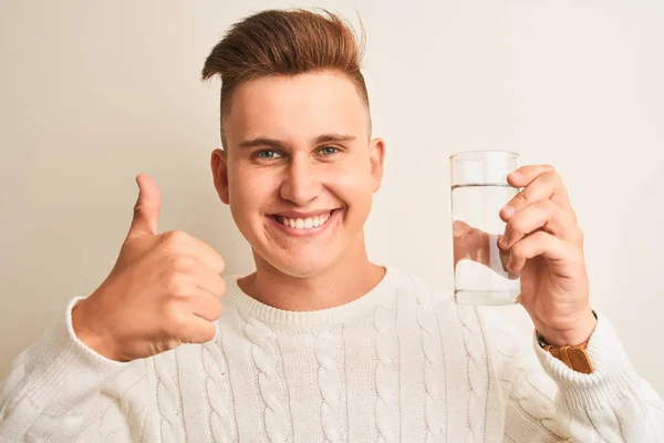 Mladý Pohledný Muž Pije Sklenici Vody Stojí Nad Izolovaným Bílým — Stock fotografie
