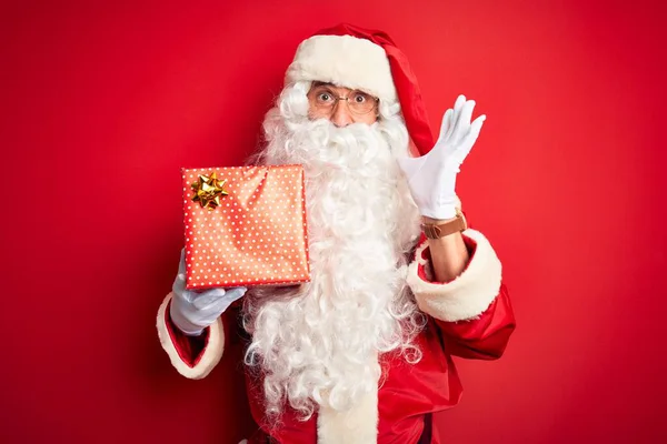 Homem Meia Idade Vestindo Traje Papai Noel Segurando Presente Sobre — Fotografia de Stock