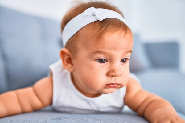 Förtjusande Bebis Som Ligger Soffan Hemma Nyfödd Avkopplande Och Vilar — Stockfoto