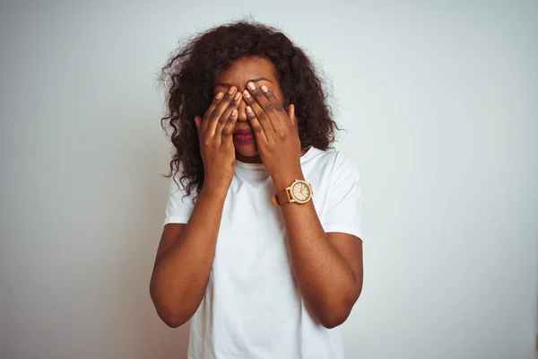 Mujer Afroamericana Joven Con Camiseta Pie Sobre Fondo Blanco Aislado — Foto de Stock