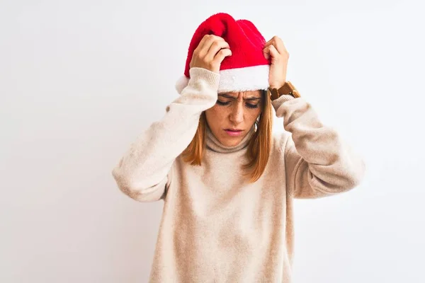 Красивая Рыжая Женщина Рождественской Шляпе Изолированном Фоне Страдает Головной Боли — стоковое фото
