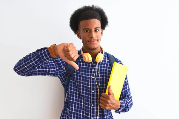 Afroamerikansk Student Man Bär Hörlurar Ryggsäck Över Isolerad Vit Bakgrund — Stockfoto