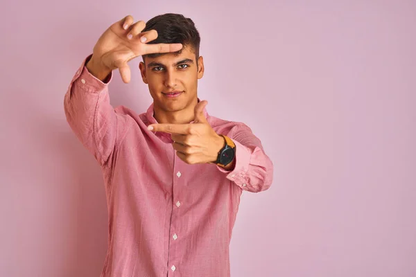 Ung Indian Man Bär Elegant Skjorta Står Över Isolerade Rosa — Stockfoto