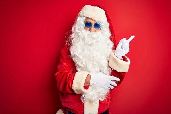 Homem Meia Idade Vestindo Traje Papai Noel Óculos Sol Sobre — Fotografia de Stock