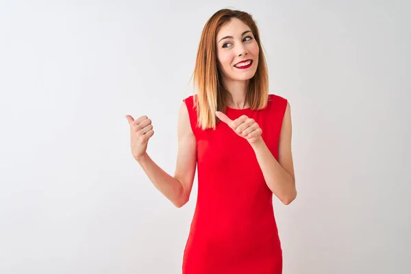 Empresária Ruiva Vestindo Elegante Vestido Vermelho Sobre Fundo Branco Isolado — Fotografia de Stock