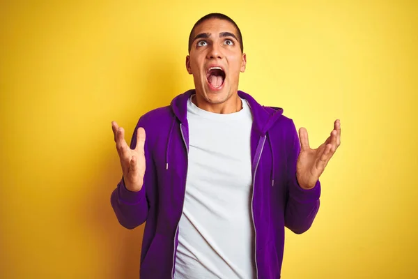 Homem Bonito Jovem Vestindo Camisola Roxa Sobre Fundo Isolado Amarelo — Fotografia de Stock