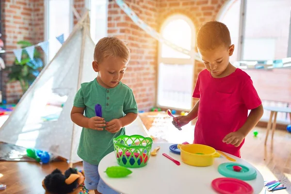 Adoráveis Crianças Brincando Torno Muitos Brinquedos Jardim Infância — Fotografia de Stock