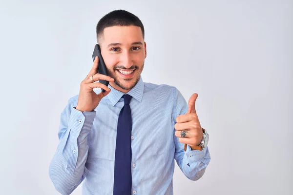 Ung Stilig Affärsman Ringer Med Smartphone Över Isolerad Bakgrund Glad — Stockfoto