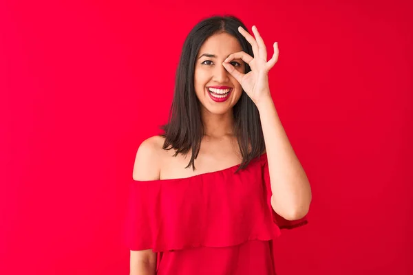 Ung Vacker Kinesisk Kvinna Bär Casual Shirt Stående Över Isolerad — Stockfoto