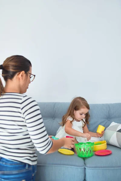 Vacker Lärare Kvinna Och Småbarn Sitter Soffan Leker Med Mat — Stockfoto