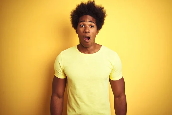 Uomo Afro Americano Con Capelli Afro Indossa Shirt Piedi Sopra — Foto Stock