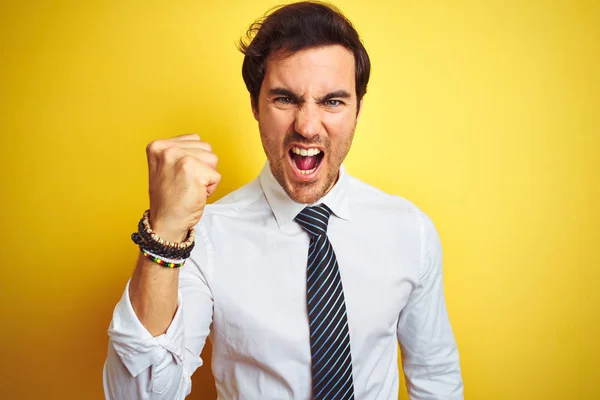 Joven Hombre Negocios Guapo Con Camisa Elegante Corbata Sobre Fondo — Foto de Stock