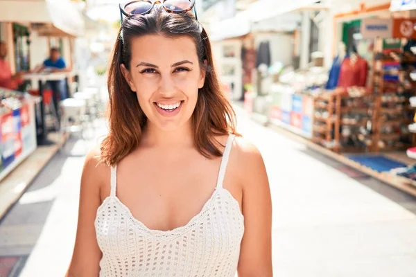 Joven Hermosa Mujer Colorido Pueblo Puerto Mogan Sonriendo Feliz Calle —  Fotos de Stock