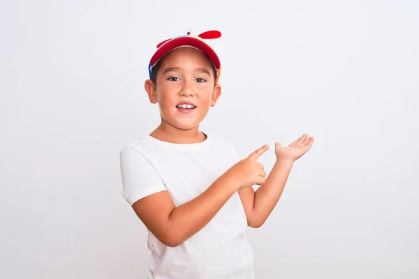 Menino Bonito Vestindo Fanny Boné Colorido Com Hélice Sobre Fundo — Fotografia de Stock