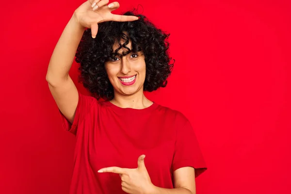 Młoda Arabska Kobieta Kręconymi Włosami Nosząca Luźną Koszulkę Odizolowanym Czerwonym — Zdjęcie stockowe