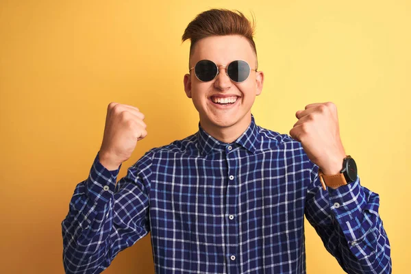 Homem Bonito Jovem Vestindo Camisa Casual Óculos Sol Sobre Fundo — Fotografia de Stock