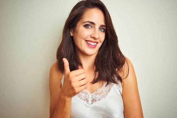 Jonge Mooie Vrouw Dragen Shirt Staande Witte Geïsoleerde Achtergrond Doen — Stockfoto