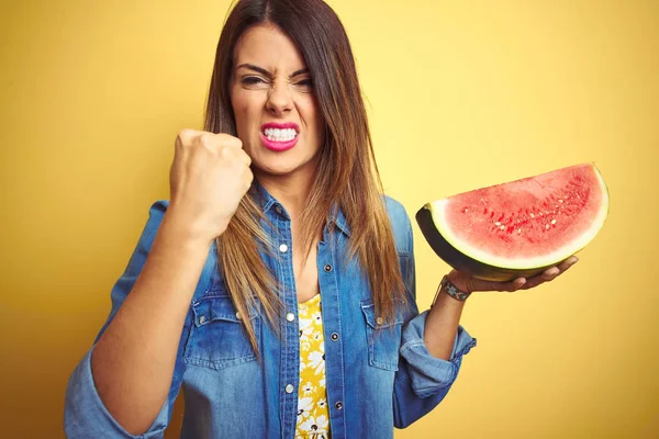 Junge Schöne Frau Isst Frische Gesunde Wassermelonenscheibe Über Gelbem Hintergrund — Stockfoto