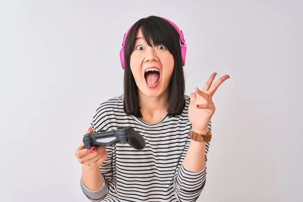 Čínský Hráč Žena Hraje Videohry Pomocí Sluchátek Přes Izolované Bílé — Stock fotografie