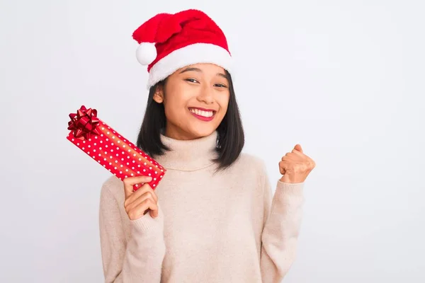 Junge Chinesische Putzfrau Mit Handschuhen Hält Wischmopp Über Isolierten Weißen — Stockfoto