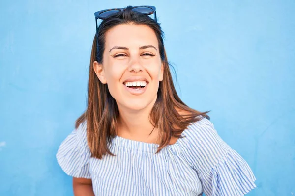 Schöne Mädchen Lehnt Blauer Wand Junge Freundliche Frau Lächelt Glücklich — Stockfoto